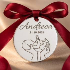 Bănuț argint botez 22 mm cu bebe și fundiță roșie
