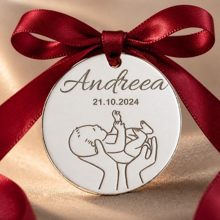 Bănuț argint botez 22 mm cu bebe și fundiță roșie